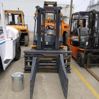 Gelber Gabelstapler FD30T - eine vielseitige Maschine für verschiedene Anwendungen