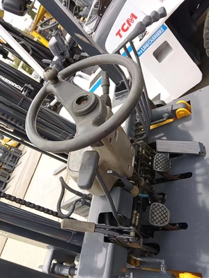 Gelber Gabelstapler FD30T - eine vielseitige Maschine für verschiedene Anwendungen