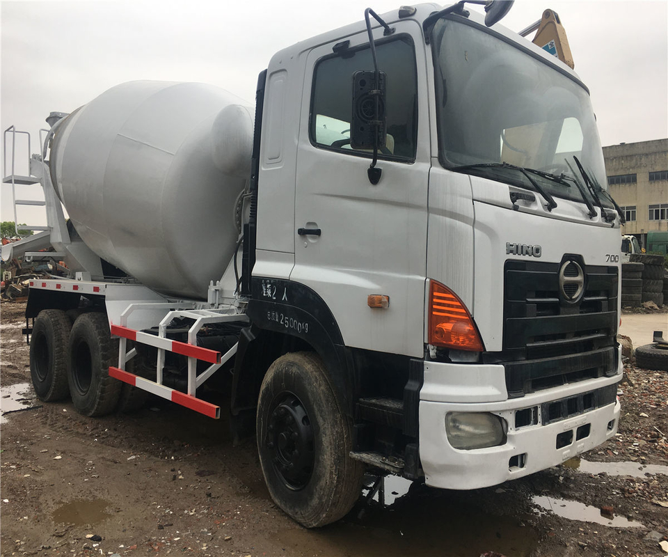 Gebrauchtes HINO 700 Betonmischfahrzeug mit 24120*9940*17190mm Umrissgröße zu erschwinglichen Preisen